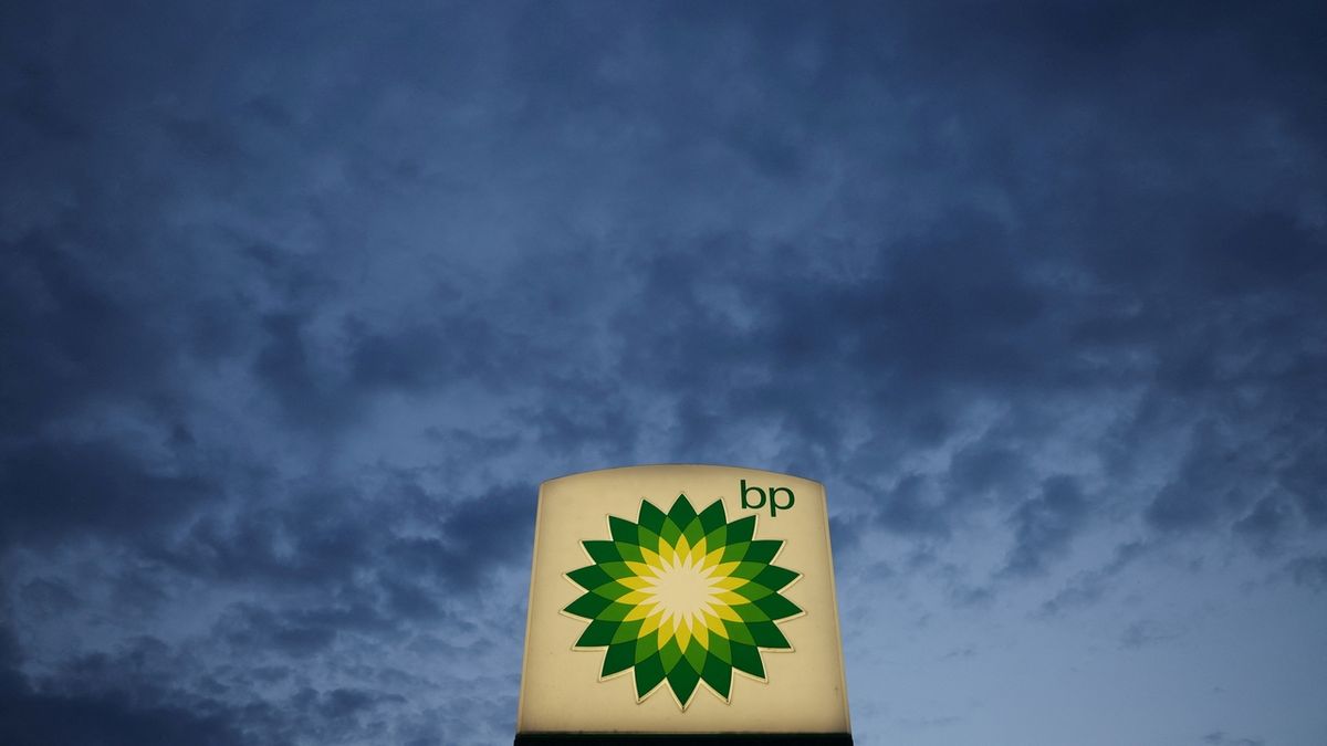 Britské ropné firmě BP kvůli nižším cenám energií klesl zisk o 60 procent